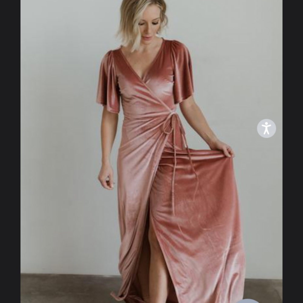 Worn once for engagement photos. Beautiful and so comfy!